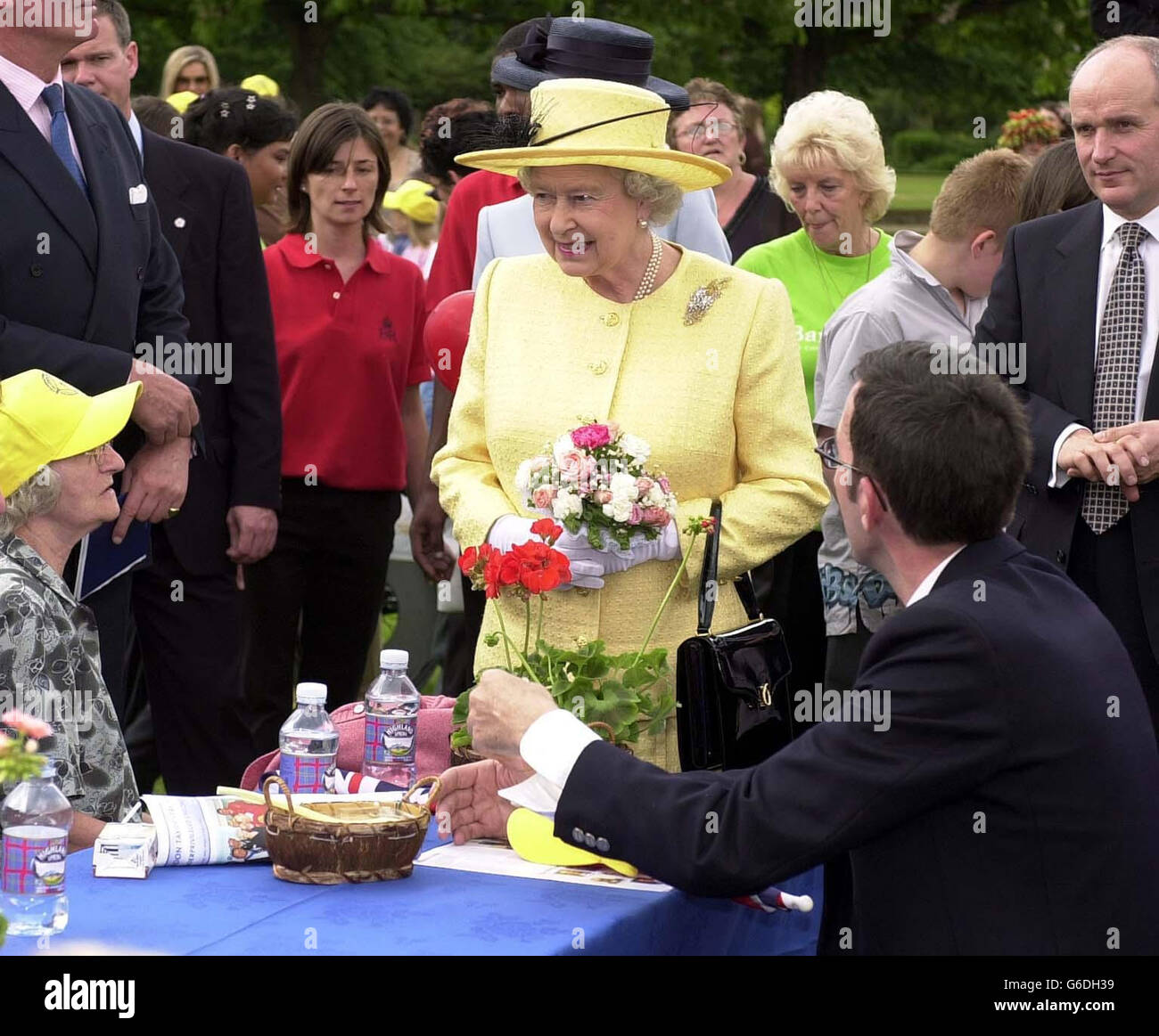 La regina Elisabetta II parla agli ospiti di una festa nei terreni di Buckingham Palace, Londra, commemora il 50° anniversario della sua incoronazione. Foto Stock