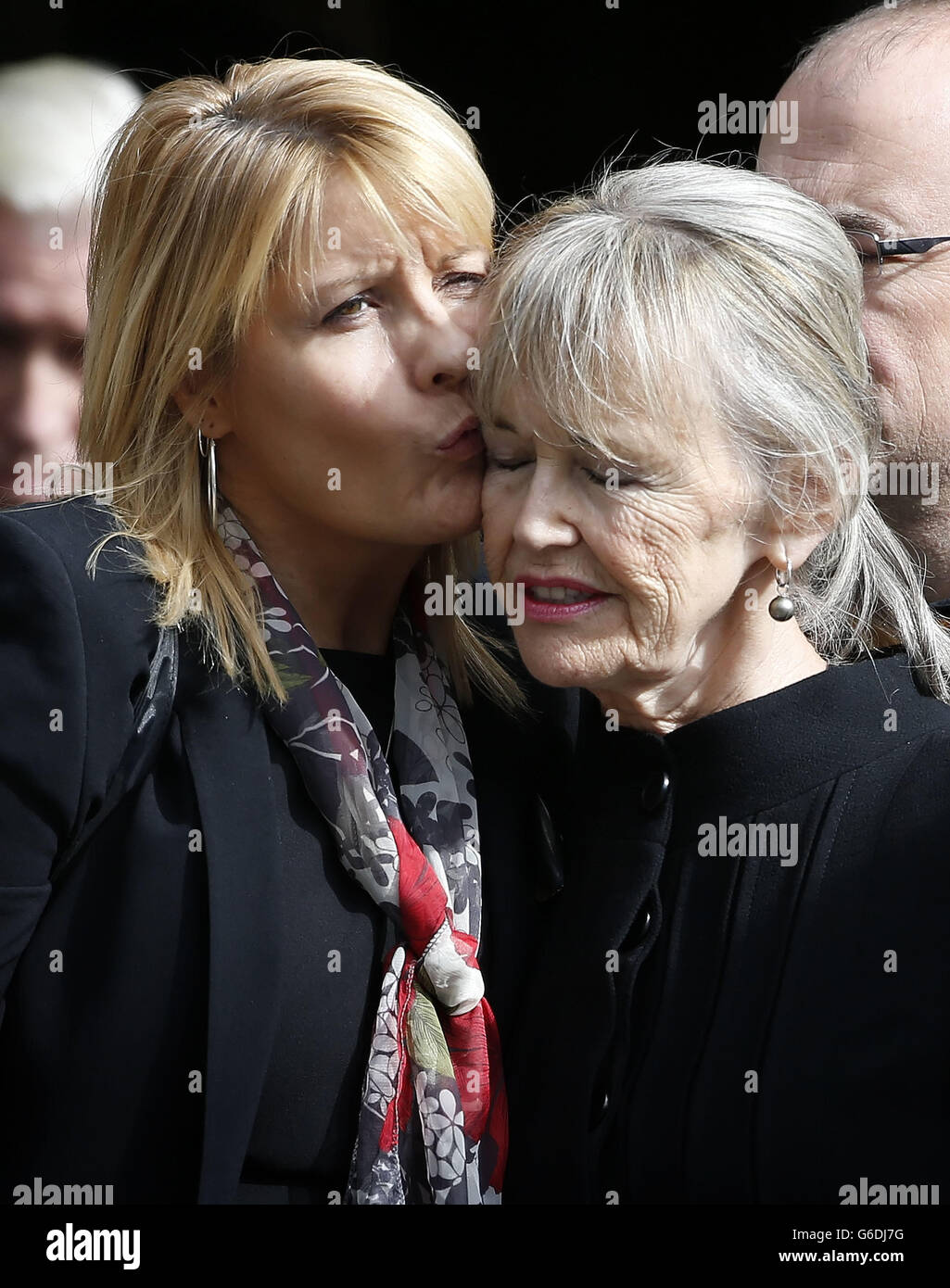 Vedova Helen Bellany (a destra) con un lutto sconosciuto dopo i funerali del marito John Bellany alla Cattedrale di St Giles a Edimburgo dopo i suoi funerali. Foto Stock