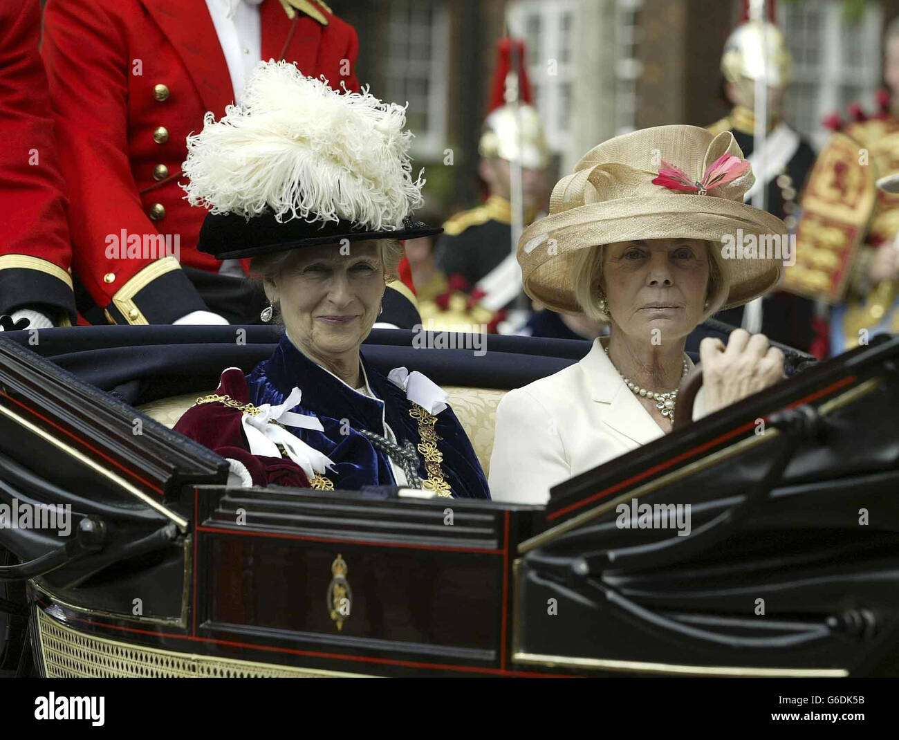 La principessa britannica Alexandra (a sinistra) con la duchessa del Kent in carrozza, durante la cerimonia annuale della processione Garter al Castello di Windsor. *..The Garter è il più alto onore della Gran Bretagna conferito dalla Regina su uomini e donne per la realizzazione eccezionale e il servizio alla nazione. Foto Stock