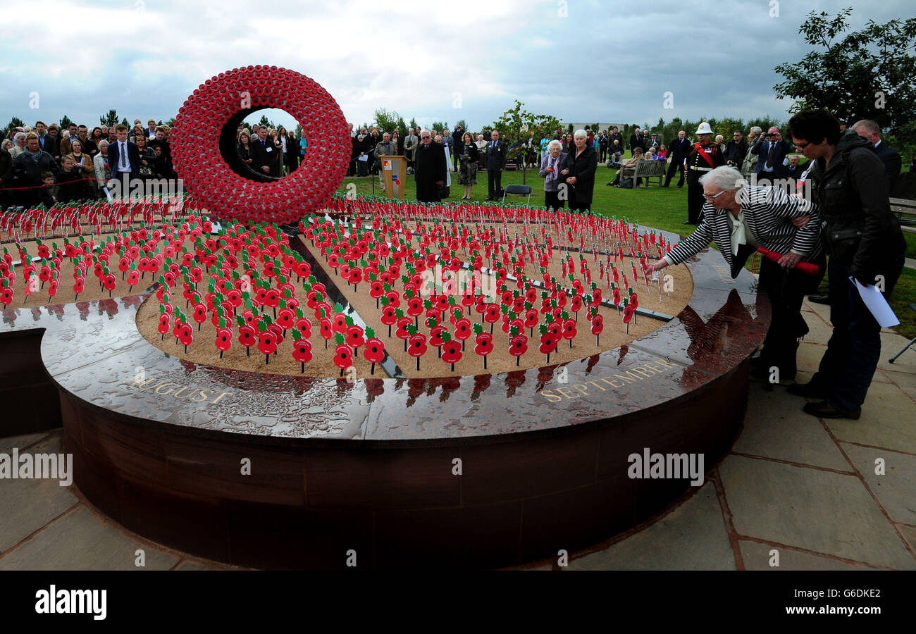 Il nuovo memoriale mai dimenticare svelato dalla Legione Britannica al National Memorial Arboretum, Alrewas, Staffordshire. Foto Stock