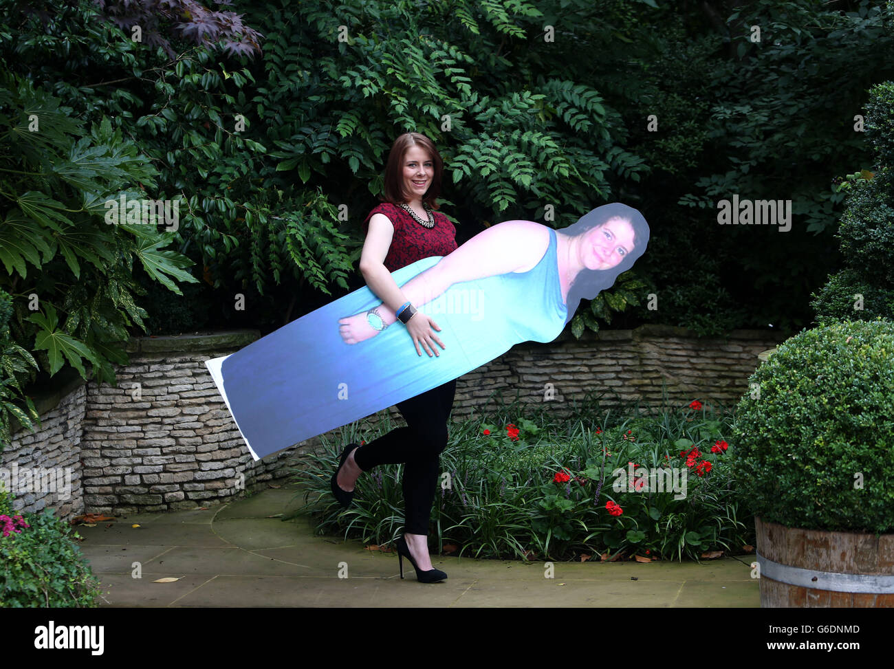 Paige Stoodley, 18 anni, di Telford, incoronato Slimming World Young Slimmer of the Year, detiene una figura di cartone 'prima' durante una fotocall al Ritz, nel centro di Londra. Foto Stock