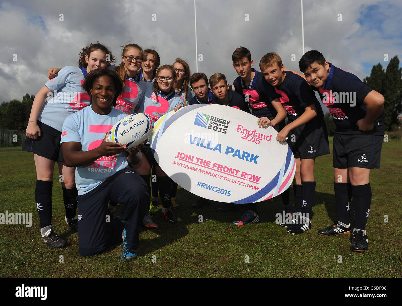 Inghilterra Rugby 2015 l'ambasciatore Maggie Alphonsi (in basso a sinistra) segna il conto alla rovescia di due anni per le partite della Coppa del mondo di Rugby 2015 che arrivano a Birmingham con gli allievi della Barr Beacon School a Twickenham Park, Birmingham. Foto Stock