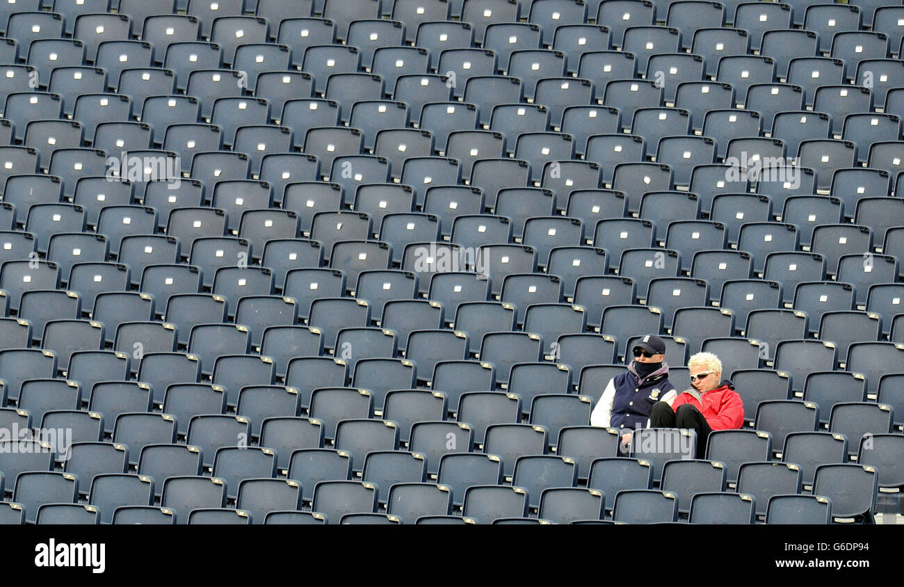 I fan di Cricket hanno sfidato le temperature autunnali durante la partita LV= County Championship Division 1 all'Emirates Durham ICG, Chester-le-Street. Foto Stock