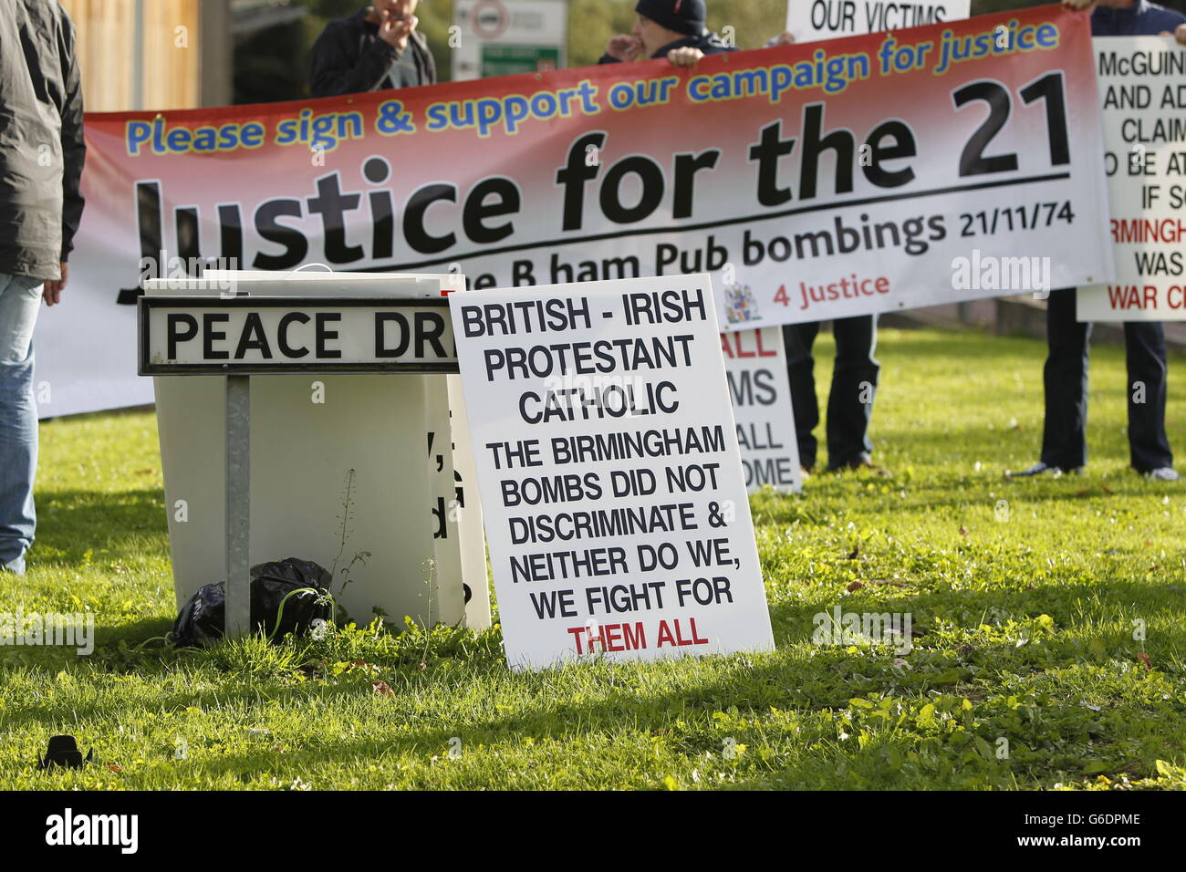 Manifestanti fuori dal Centro per la Pace di Warrington, dove il Vice primo Ministro dell'Irlanda del Nord Martin McGuinness è destinato a dare un discorso alla Tim Parry Johnathan Ball Foundation for Peace. Foto Stock