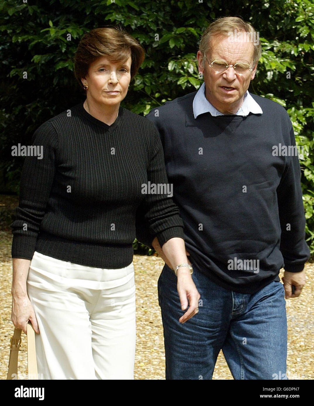 Lord Archer mentre il giorno della liberazione dalla prigione, arriva con Lady Archer nella loro casa di Grantchester, Cambridgeshire. Lord Archer dovrebbe essere rilasciato dalla prigione più tardi questo mese. Foto Stock