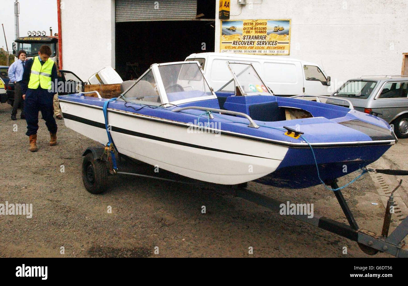 Gli investigatori marini esaminano la piccola barca in cui un padre ed un figlio sono morti e un secondo figlio è stato temuto di annegare. Le squadre di soccorso ieri hanno lanciato una ricerca per Steven Ridley, 15 anni, di Westleigh, * Greater Manchester, scomparso quando un motoscafo si è sformato a Loch Ryan, Dumfries e Galloway, durante un viaggio di pesca con la famiglia. I parenti hanno detto che suo padre Shaun, 37 anni, è morto mentre cercava di salvare Steven e suo fratello minore Michael, 12 anni, morto anche nell'incidente il sabato pomeriggio. Foto Stock