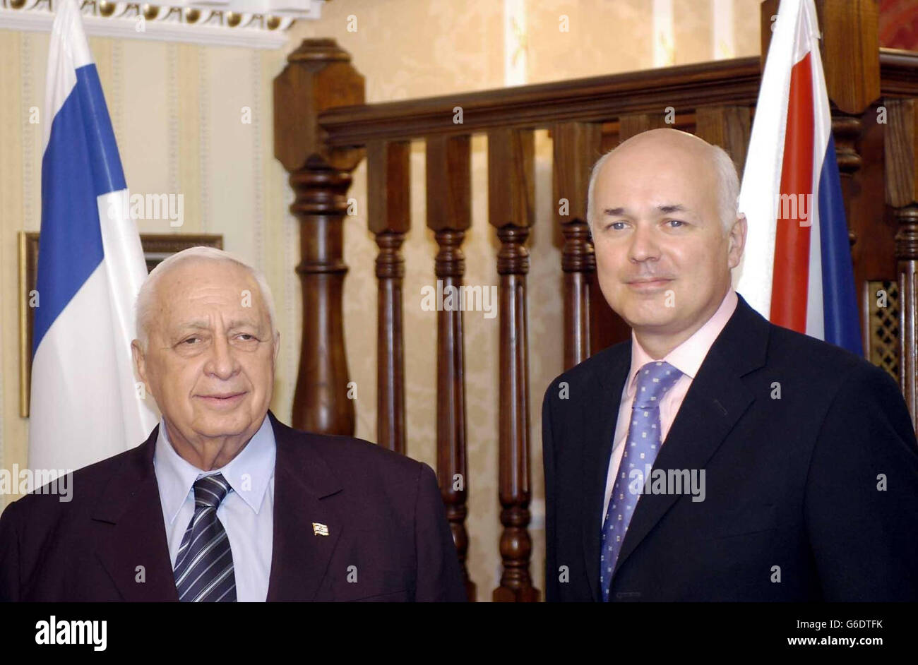 Il primo ministero israeliano Ariel Sharon incontra il leader dei Tory Iain Duncan Smith al Churchill Inter-Continental Hotel di Londra. Foto Stock