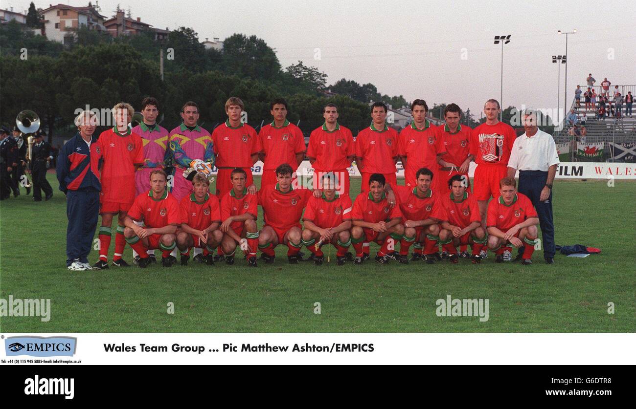 Gruppo di team del Galles - Back Row; John Fairclough (physios), Rob Savage, Andy Marriott, Neville Southall, John Robinson, Chris Coleman, Andy Melville, Gareth Taylor, Marcus Browning, Kit Symons, Steve Jenkins, Tim Exeter (allenatore di fitness), Bobby Gould. Prima fila; Jeremy Goss, Andy Legg, John Robinson, Mark Hughes, Barry Horne, Dean Saunders, Mark Bowen, Ryan Giggs, Mark Pemridge Foto Stock