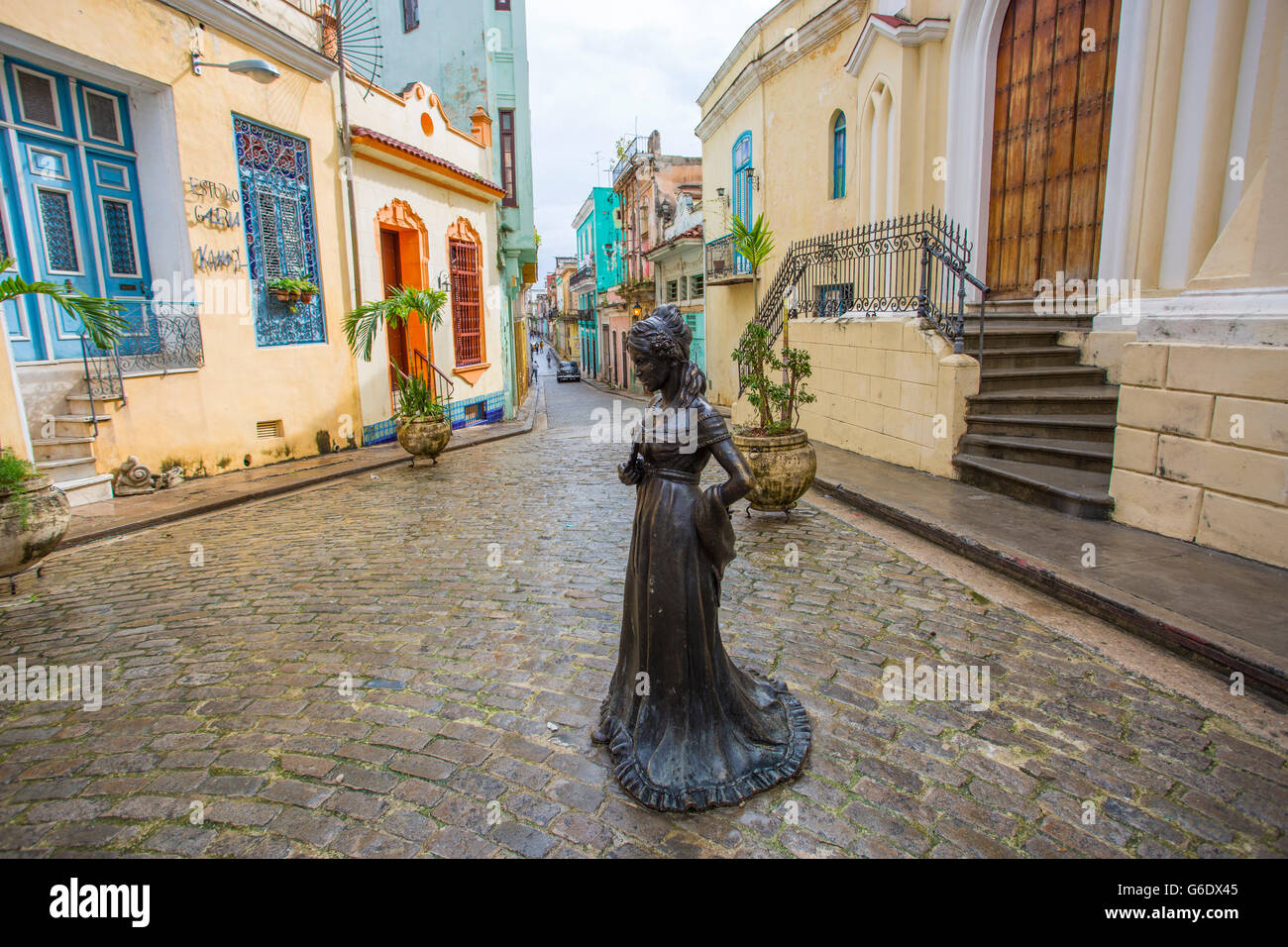 La signora del cortile, Havana, Cuba, 2016. Foto Stock