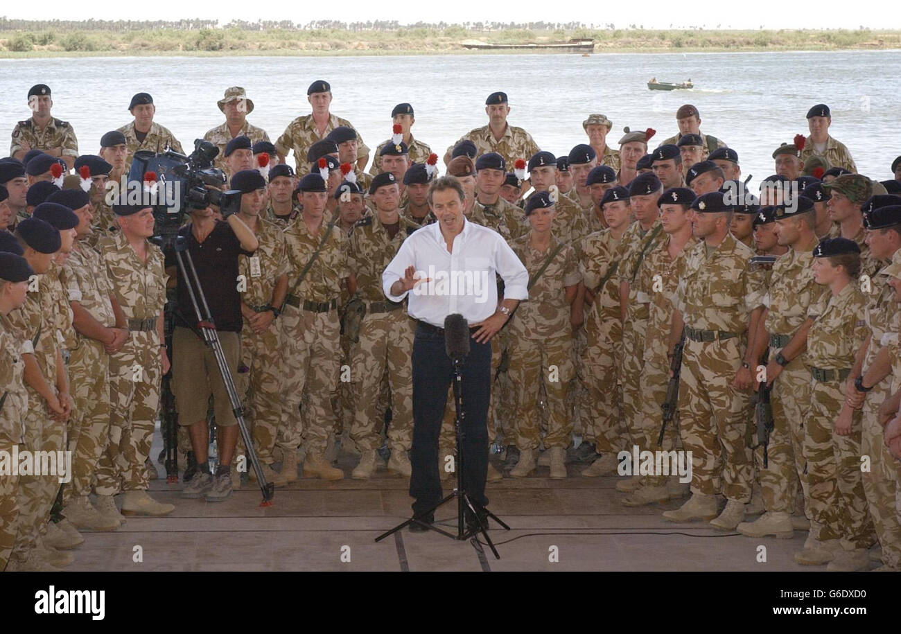 Il primo ministro britannico Tony Blair si rivolge alle truppe di Basra, Iraq. Blair, che ha toccato un aereo RAF Hercules C130 dopo aver volato verso la città irachena meridionale dal Kuwait, * ... è diventato il primo leader occidentale a visitare il paese dal cessato delle ostilità sei settimane fa, Dicendo che voleva ringraziare la sua e la nazione per le forze britanniche, circa 20,000 delle quali hanno ancora sede in Iraq. Foto Stock