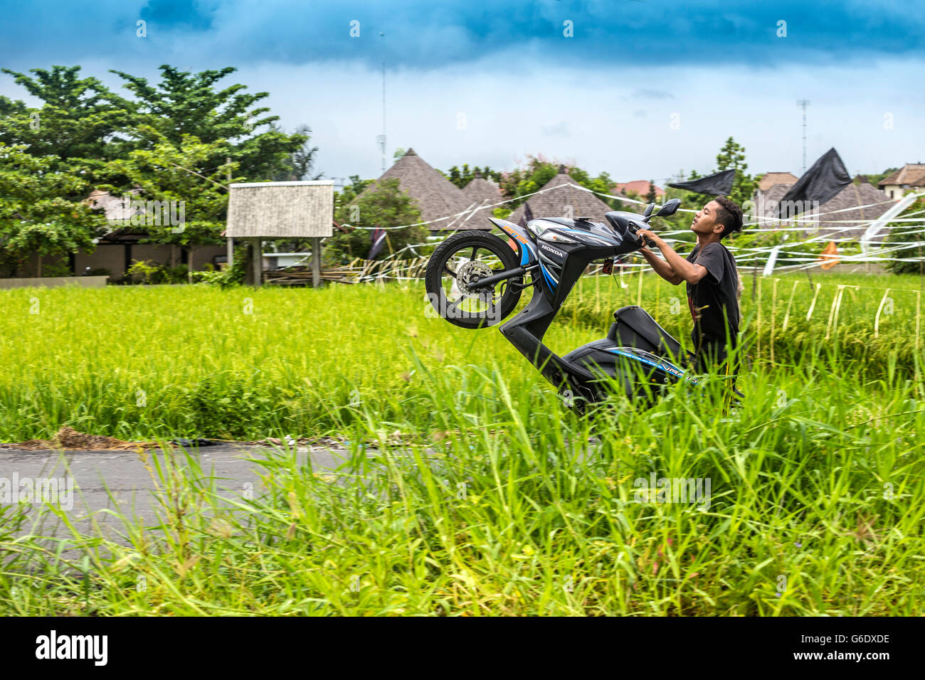 Ragazzo Balinese in moto di guida Foto Stock