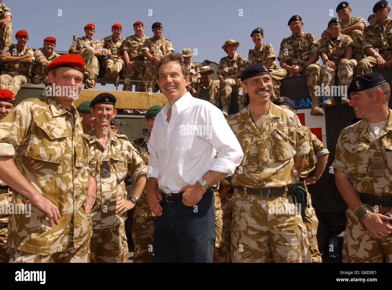 Il primo ministro Tony Blair incontra le truppe nel porto di Umm Qasr. Foto Stock
