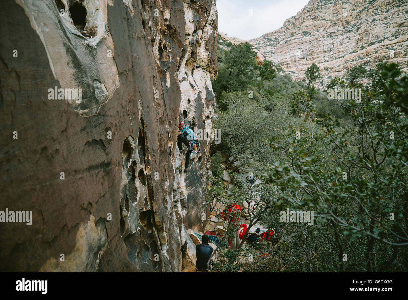 Un scalatore che conduce "i bordi frastagliati" (5.7) in Red Rock Canyon, Nevada Foto Stock