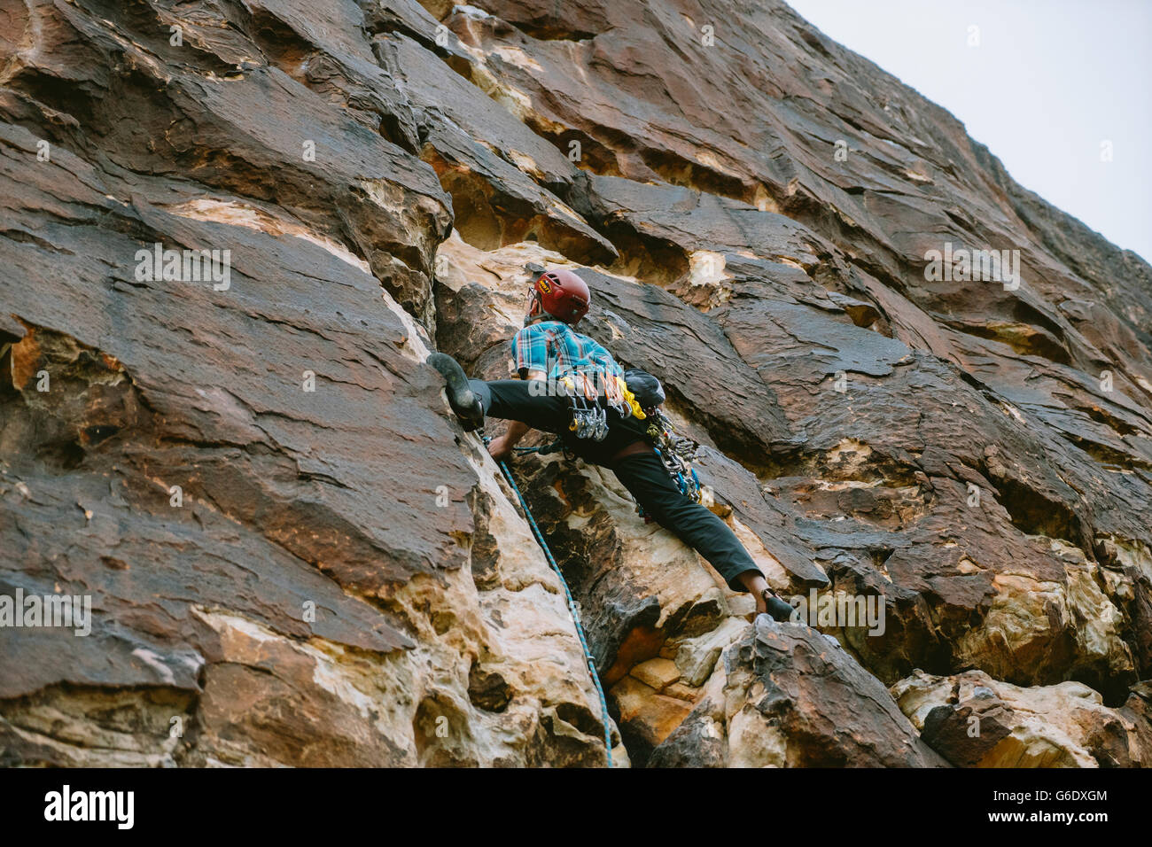 Un scalatore che conduce "i bordi frastagliati" (5.7) in Red Rock Canyon, Nevada Foto Stock