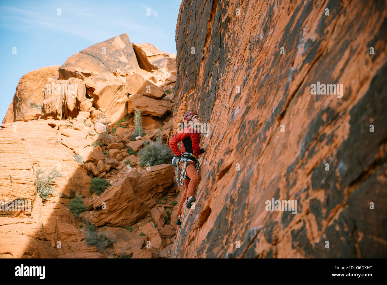 Un scalatore che conduce "breve incontro' (5.8) sulla parete Mutandina in Red Rock Canyon, Nevada Foto Stock