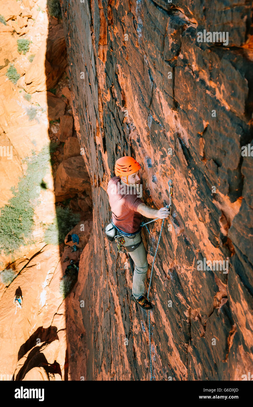 Un scalatore che conduce "breve incontro' (5.8) sulla parete Mutandina in Red Rock Canyon, Nevada Foto Stock