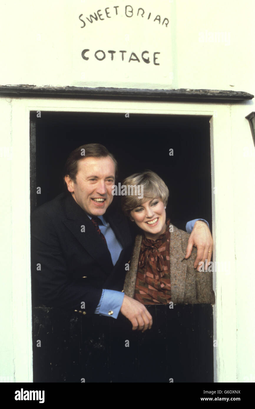 Il presentatore della TV David Frost e l'attrice Lynne Frederick, la vedova di Peter Sellers, posano alla porta del cottage di Frost a East Bridge dopo la loro cerimonia segreta di nozze ieri nel vicino villaggio di Theberton. Foto Stock