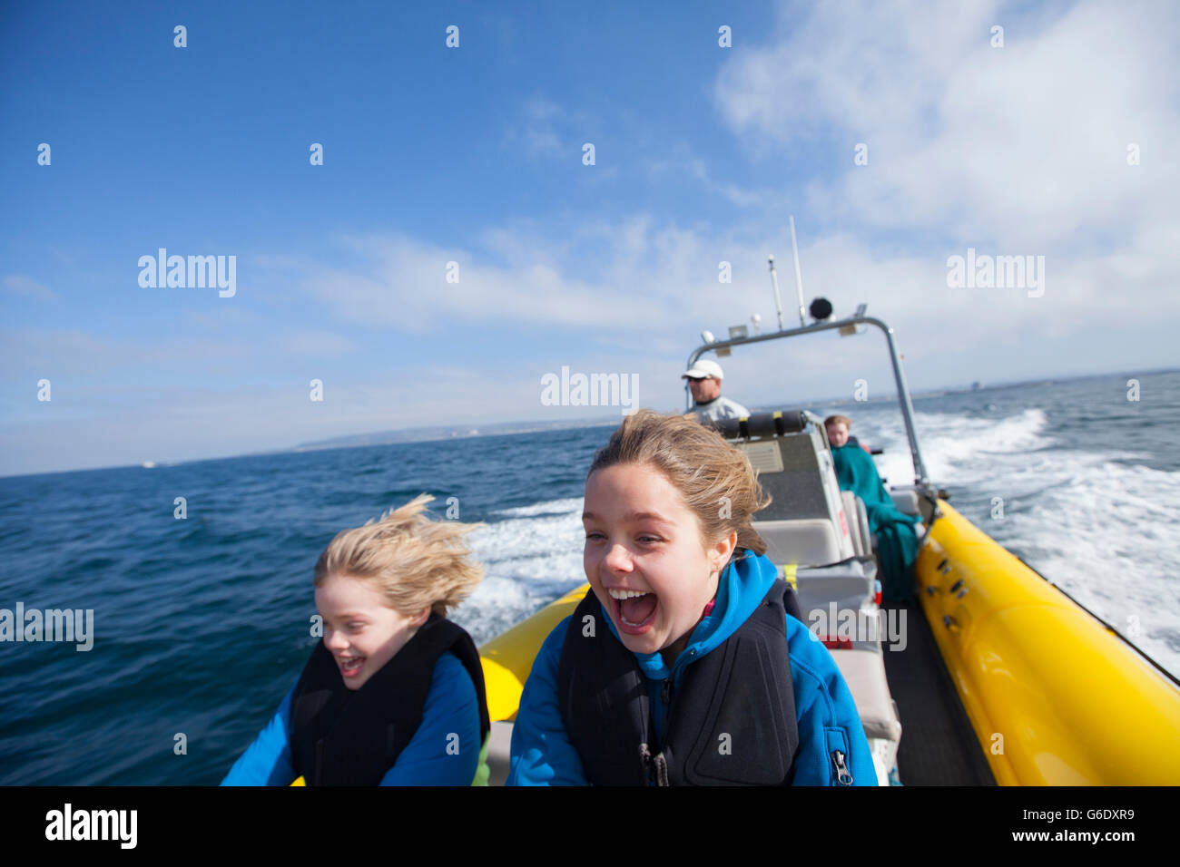 Due bambini di amare il brivido della velocità con il Capitano Russell Moore di Xplore Offshore, San Diego oceano originale-rafting outfitter. In California. Foto Stock