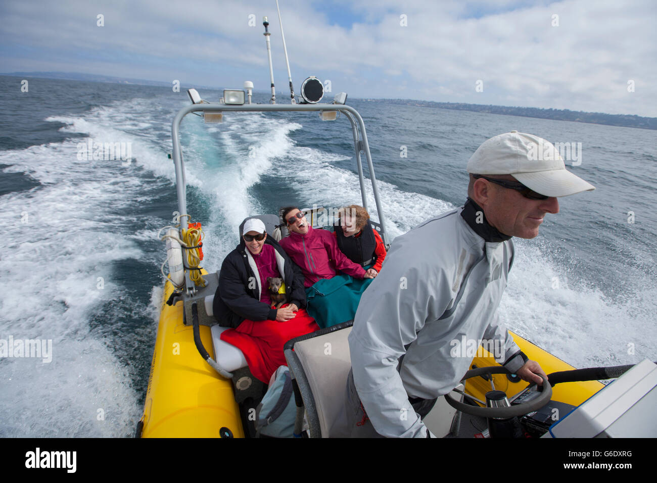Un gruppo di giovani donne amanti il brivido della velocità con Xplore Offshore, San Diego oceano originale-rafting outfitter. In California. Foto Stock