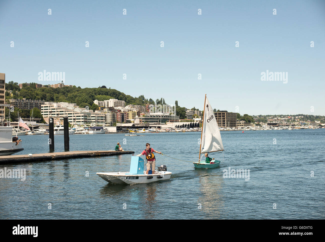 I bambini imparano a navigare nel lago di unione a Seattle, Washington il 7 giugno 2014. Foto Stock