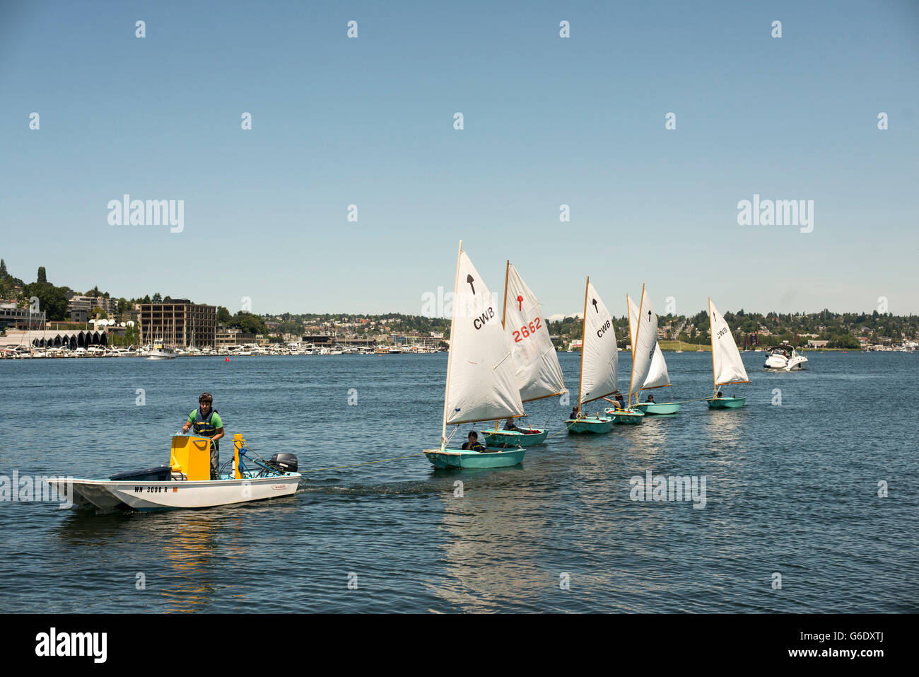I bambini imparano a navigare nel lago di unione a Seattle, Washington il 7 giugno 2014. Foto Stock