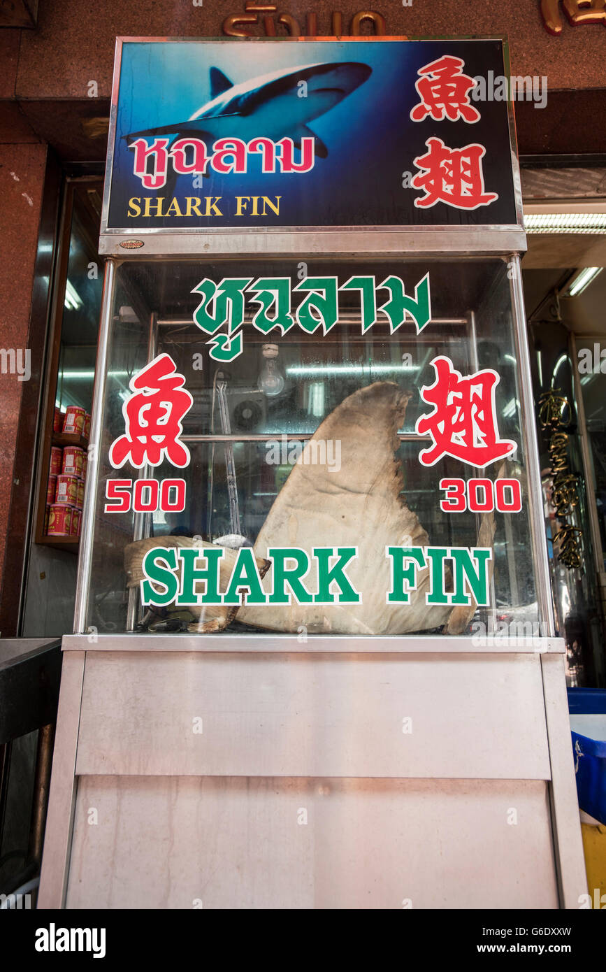 Un ristorante vende la zuppa di pinne di pescecane in Bangkok, Thailandia, il 25 aprile 2015. Nonostante gli sforzi compiuti dal governo thailandese per ridurre il consumo del controverso delicatezza, pinna di squalo è ancora un sito comune presso i ristoranti e i mercati nel quartiere di Chinatown. Foto Stock