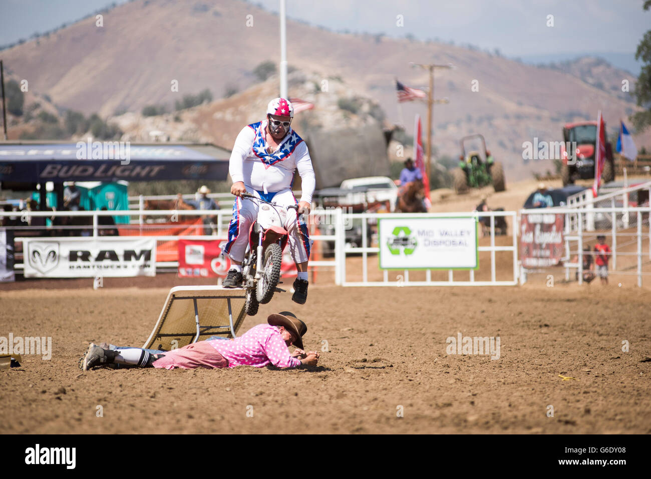 Rodeo clown compie il suo Evil Knievel bit durante il Lions Woodlake Rodeo in Woodlake, California, domenica 10 maggio, 2015. Foto Stock