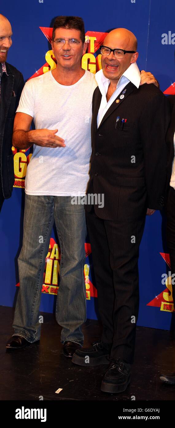 Simon Cowell e Harry Hill in una telefonata al RADA di Londra per lanciare l'X Factor Musical "i Cant sing". Foto Stock