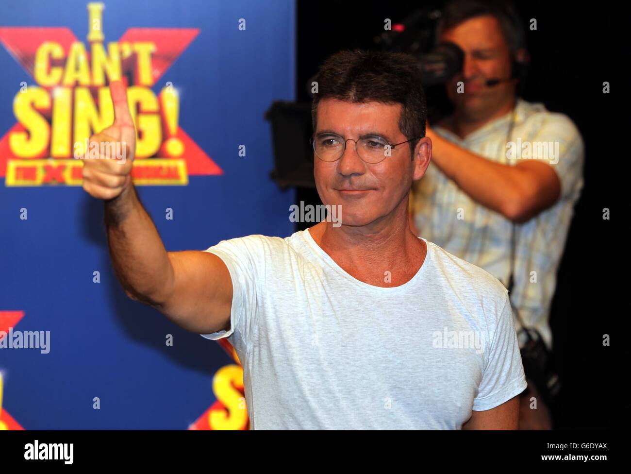Simon Cowell in una foto-call al RADA di Londra per lanciare l'X Factor Musical 'i Cant sing'. Foto Stock
