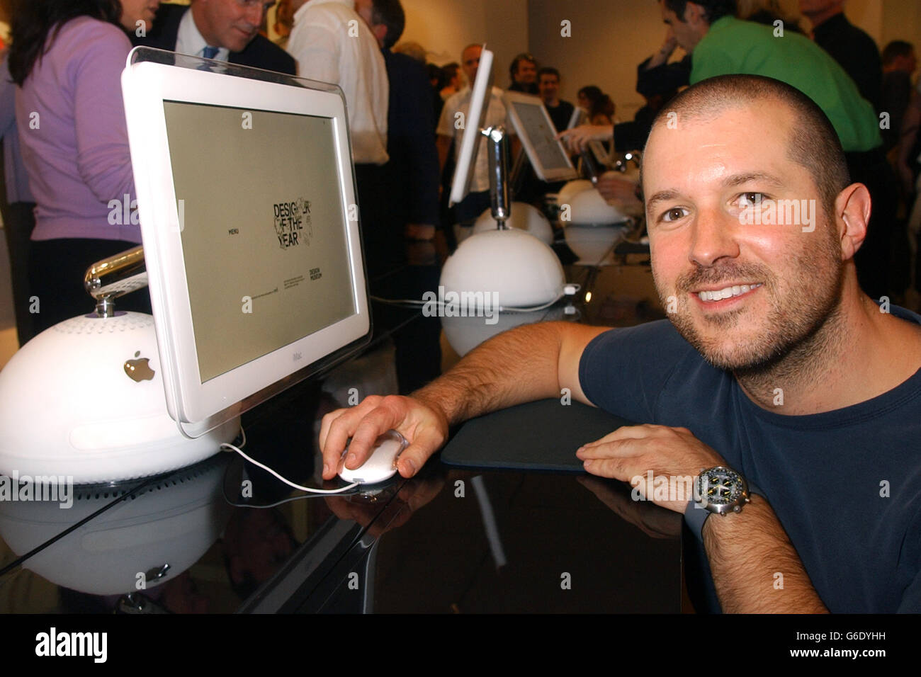 Jonathon Ive, vice presidente del design industriale presso Apple Computers, con uno dei suoi disegni ispirati, l'Apple i-Mac che gli ha vinto il premio per il designer innuagurale dell'anno, e un assegno per il 25,000 al Design Museum nel centro di Londra. Foto Stock