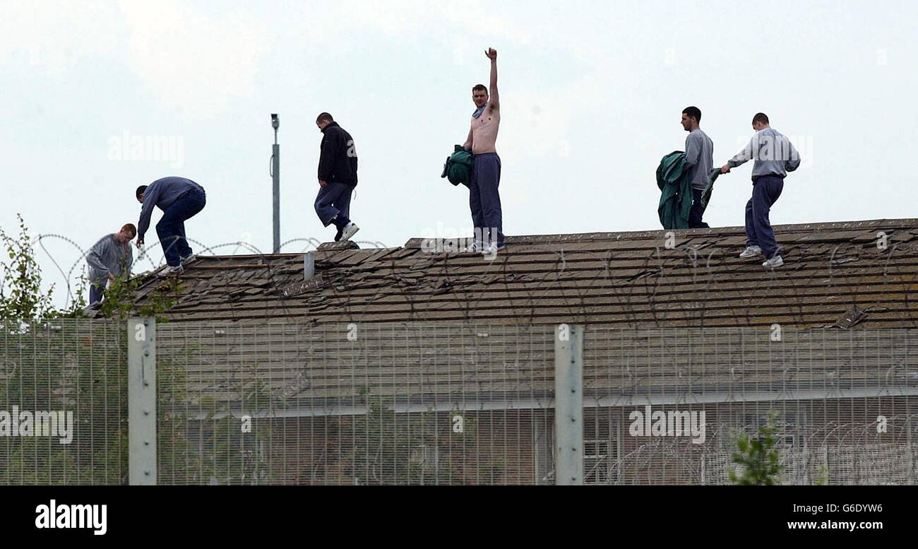 I prigionieri tengono una protesta sul tetto alla prigione di Wealstun, nello Yorkshire occidentale. I detenuti iniziarono la protesta, intorno alle 19.45. Un portavoce della polizia ha affermato: I negoziati sono attualmente in una fase delicata e vogliamo evitare qualsiasi cosa possa infiammare la situazione. Foto Stock