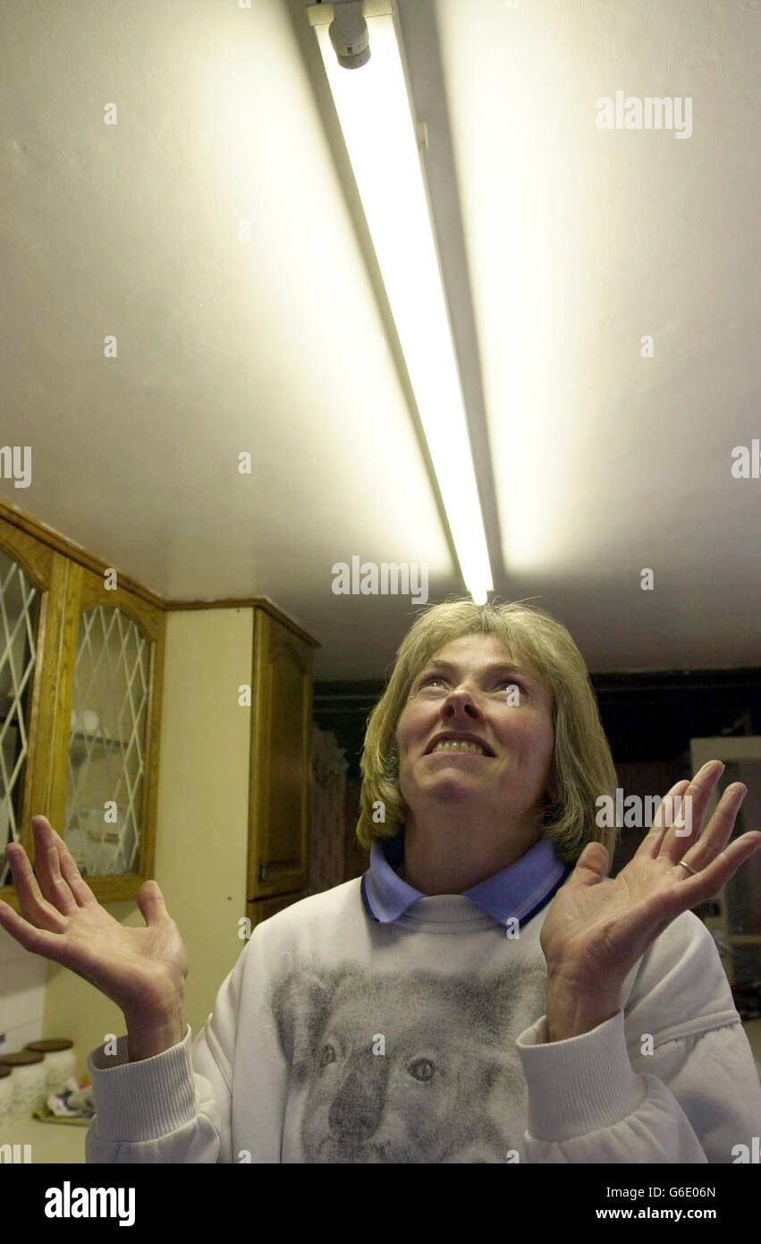 Julie Hutchings gratefull per tutta quella luce a casa sua a CWM Brefi. Il borgo emerse dall'età buia quando si è acceso alla rete di alimentazione elettrica. La vita non sarà mai più la stessa per i residenti nella frazione isolata di CWM Brefi, nel Galles occidentale. * UNA serie di generatori diesel è stata l'unica fonte di energia per decenni e ora fornisce luce solo per poche ore al giorno. Ma dopo un investimento del 280,000 e una campagna di quattro anni tutte le 11 case e un ostello della gioventù si sono levate nel mondo moderno. Foto Stock