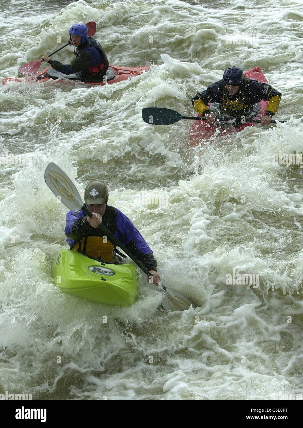 I canoisti del Chalfont Park Canoe Club cavalcano le nuove rapide di acqua bianca del Tamigi, ad Hambleden Weir vicino a Henley, dopo essere stato ufficialmente aperto dal ministro dei corsi d'acqua interni Alun Michael. * l'Agenzia per l'ambiente ha installato rampe idrauliche per creare le condizioni come parte del progetto 85,000. Foto Stock