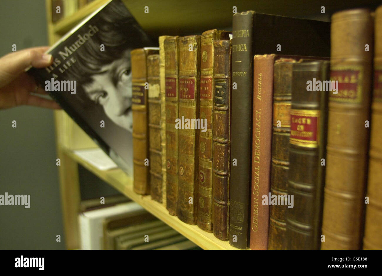 Una biografia di Dame Iris Murdoch, tra una selezione di libri della  biblioteca di lavoro del famoso autore, che sono esposti alla Fiera  Antiquaria del Libro di Kensington, Londra occidentale. * la