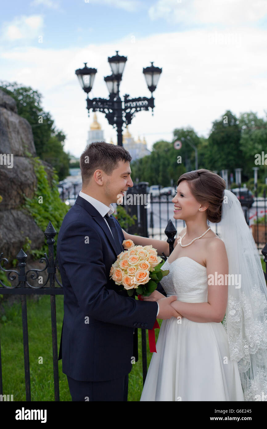 La felice sposi in una passeggiata attraverso la città Foto Stock