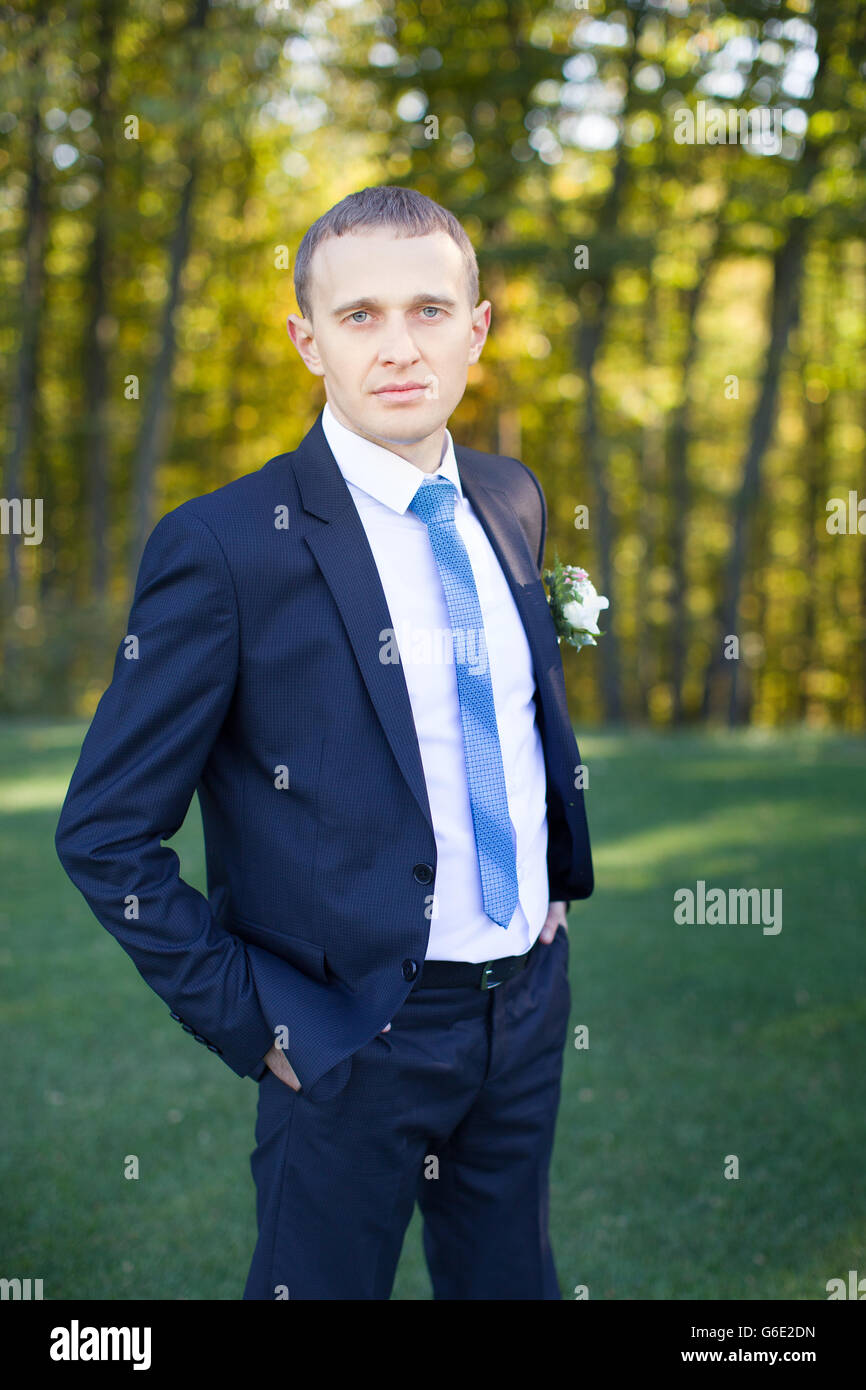 Elegante lo sposo in completo Foto Stock