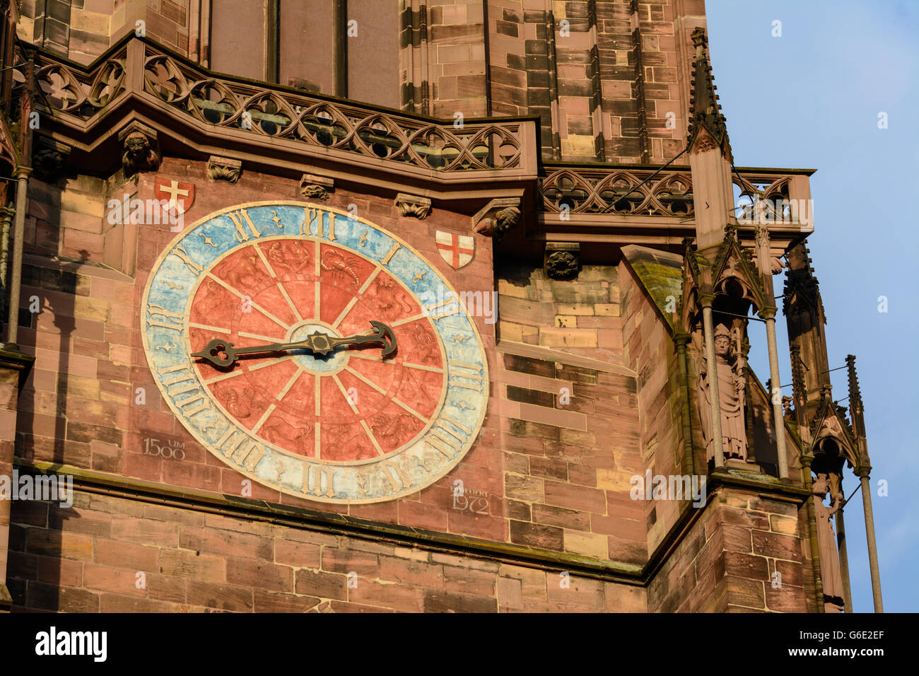 Torre dell'orologio della cattedrale di Freiburg im Breisgau, Germania, Baden-Württemberg, Schwarzwald, Foresta Nera Foto Stock