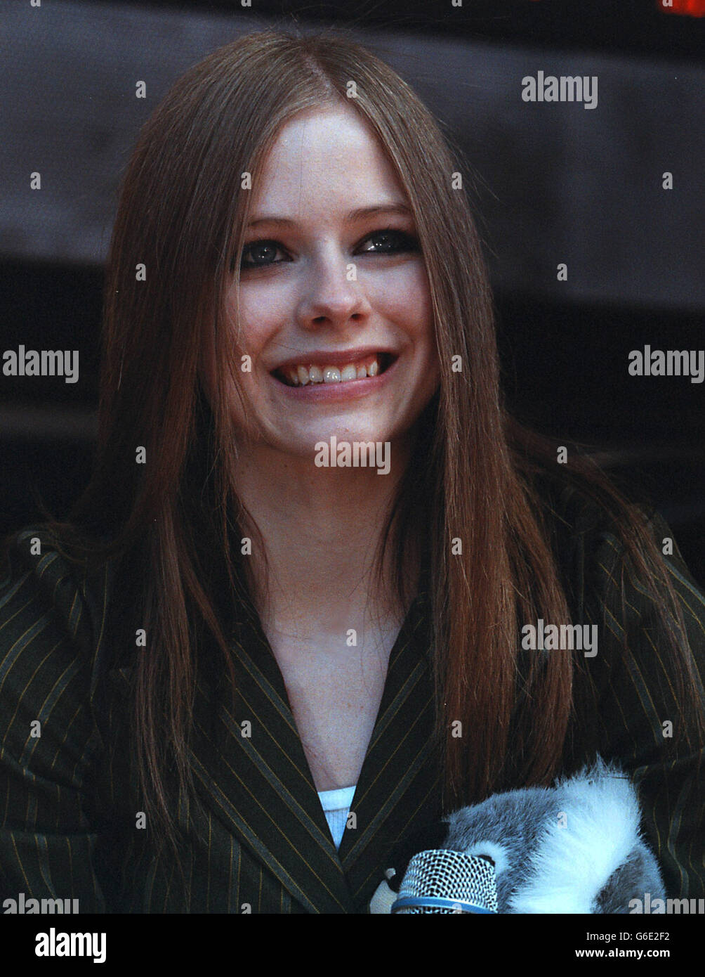 Foto di PA / SNAPPER - solo per L'uso in Regno Unito : nella foto Avril Lavigne si esibisce dal vivo al Channel V Fox Studios di Sydney Australia. Foto Stock
