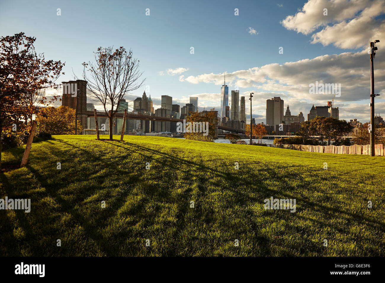 Ponte di Brooklyn e la Skyline di Manhattan Foto Stock