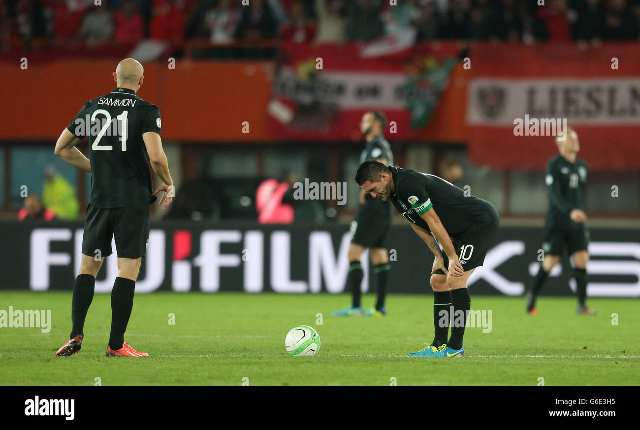 Lo stand Conor Sammon e Robbie Keane della Repubblica d'Irlanda ha debuttato dopo il gol dell'Austria durante la partita di qualificazione della Coppa del mondo FIFA allo stadio Ernst Happel di Vienna, Austria. Foto Stock