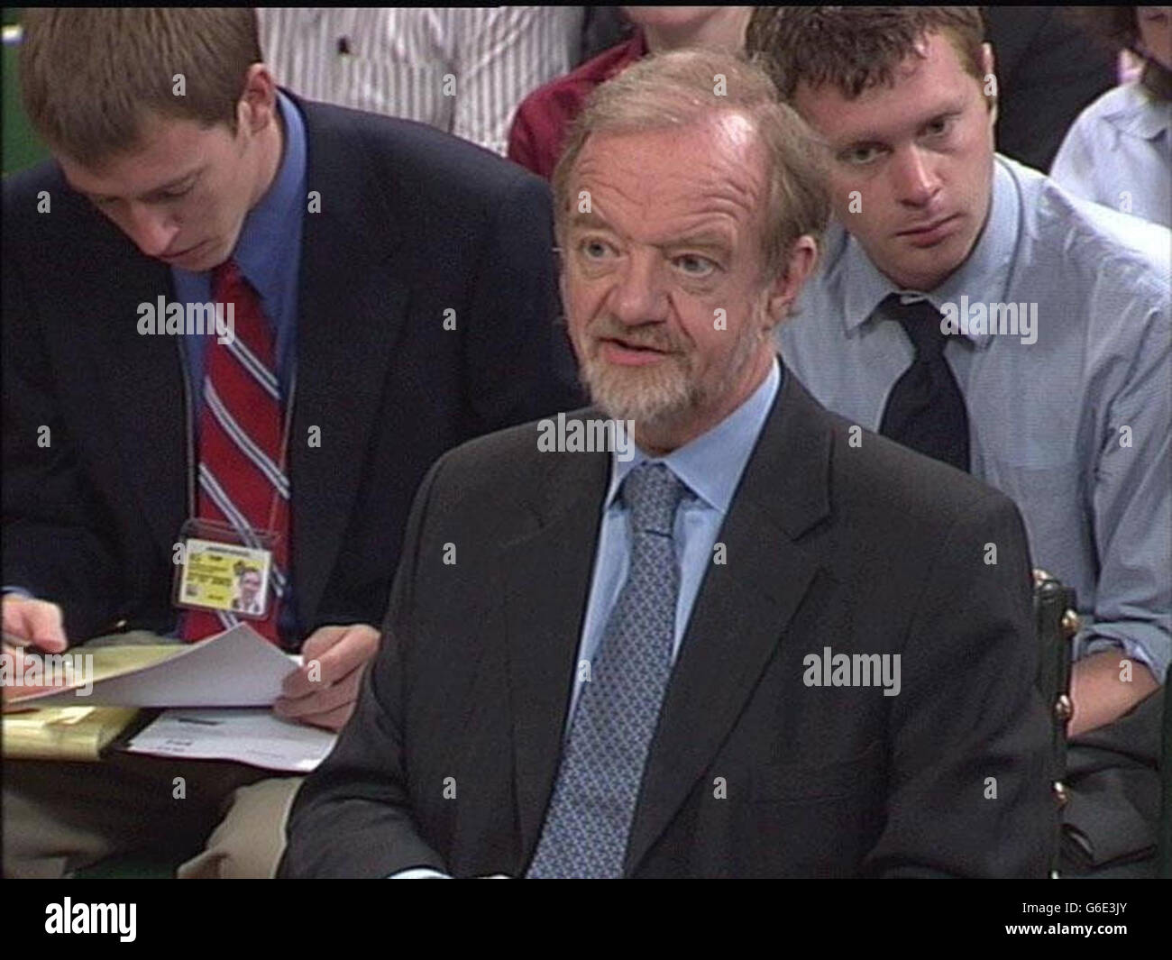 Robin Cook, ex leader del Parlamento, interviene nel corso di una commissione di selezione per gli affari esteri, tenutasi nel centro di Londra. Foto Stock