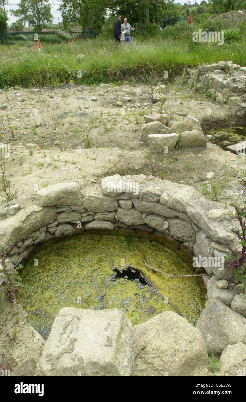 Le rovine del castello di Carrickmines, a sud di Dublino, Irlanda. Un'autostrada vitale intorno a Dublino deve essere aperta senza che sia prevista la costruzione di una sezione sul sito storico che è stato contrastato nelle sfide dei cortili dai conservatori. * la M50 già ampiamente completata circonda Dublino ed è in ultima analisi dovuto collegare le parti meridionali della città con la strada principale all'Irlanda del Nord e l'aeroporto della capitale. Foto Stock