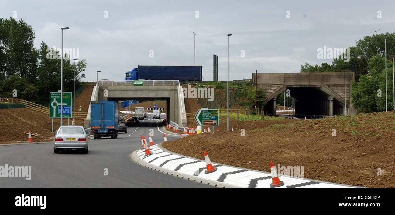 Da sinistra - il nuovo e vecchio svincolo 15A dell'autostrada M1 nel Northamptonshire, che è stato classificato come premio per il prestigioso "Better Public Building Award". * la giunzione 15A della M1 vicino a Towcester deve tuttavia affrontare una dura competizione da parte di altri candidati di alto profilo come il Centre for Mathematical Studies di Cambridge, l'Imperial War Museum di Manchester, il Treasury di Londra e la Bournemouth Library. Foto Stock