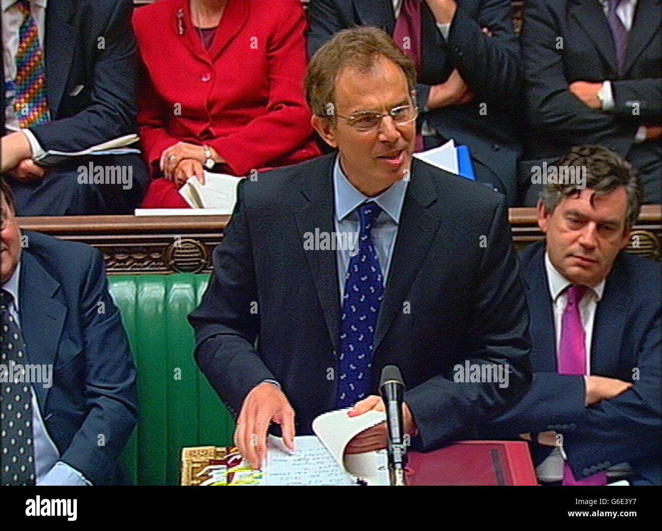Il primo ministro britannico Tony Blair risponde a una domanda di un deputato al Parlamento, durante il suo settimanale "tempo delle interrogazioni" alla Camera dei Comuni di Londra. Foto Stock