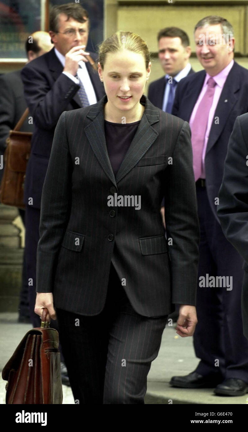 Il direttore del progetto Holyrood, Sarah Davidson, lascia una riunione del Comitato finanziario del Parlamento a Edimburgo. *..l'edificio Holyrood, in crisi, è stato rimandato di nuovo, secondo il team parlamentare d'affari che supervisiona il progetto con l'edificio, ora non si ritiene pronto almeno fino alla fine dell'anno - un mese dopo l'ultima data di completamento prevista. Foto Stock