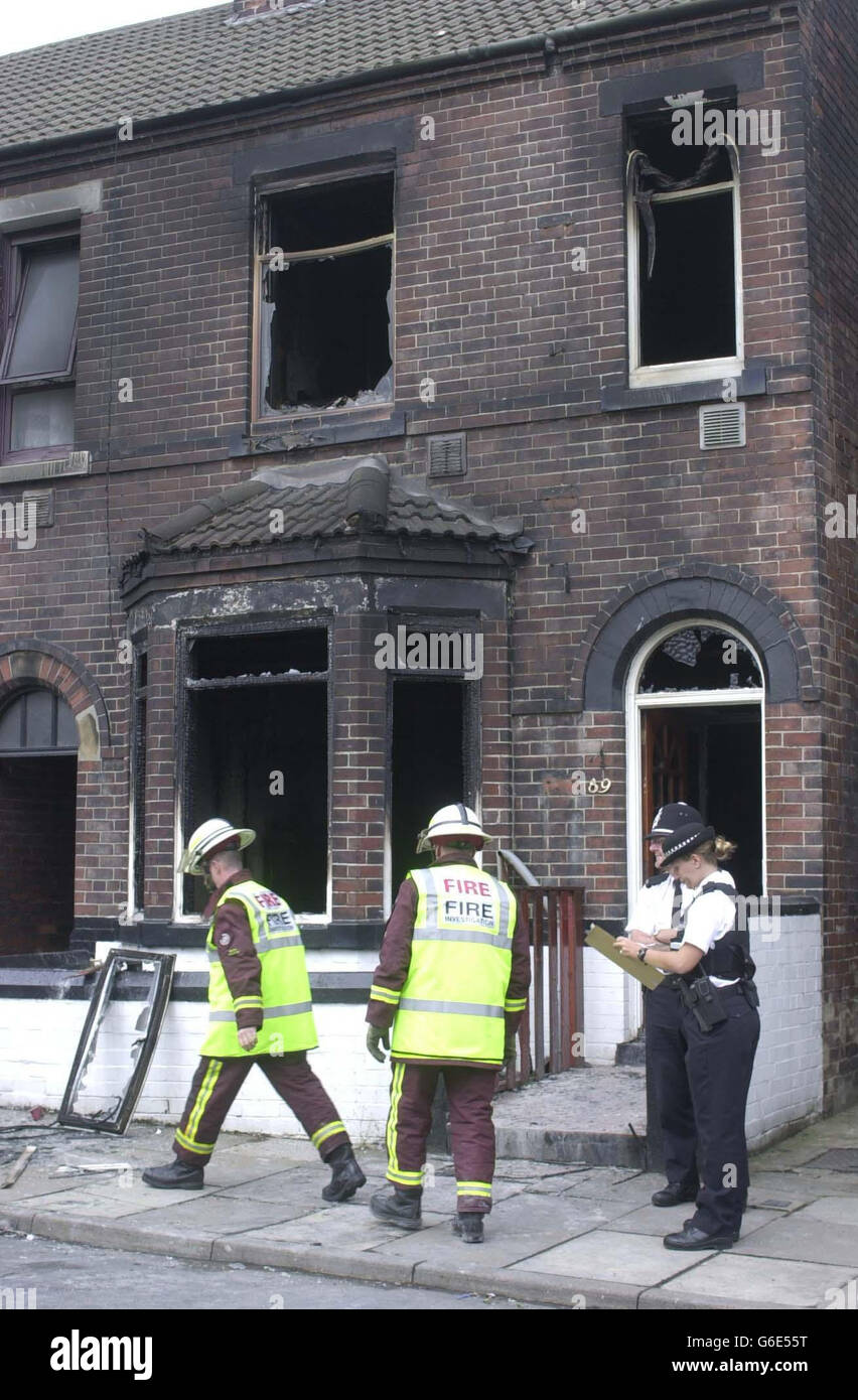 Ufficiali di polizia e vigili del fuoco fuori della casa bifamiliare bruciata a Rotherham, nello Yorkshire meridionale, dove sono morte tre persone. Un vicino ha descritto le vittime come una famiglia ben gradita che era ben conosciuta nella comunità locale. * Cynthia Parker, che vive su James Street, ha detto: Sono una bella famiglia, ben apprezzata, e tutti li conoscevano qui. È solo devastante. Disse una madre a metà degli anni '20, il suo bambino di quattro mesi e il suo nipote di 14 anni erano tutti morti nella beatina. Foto Stock