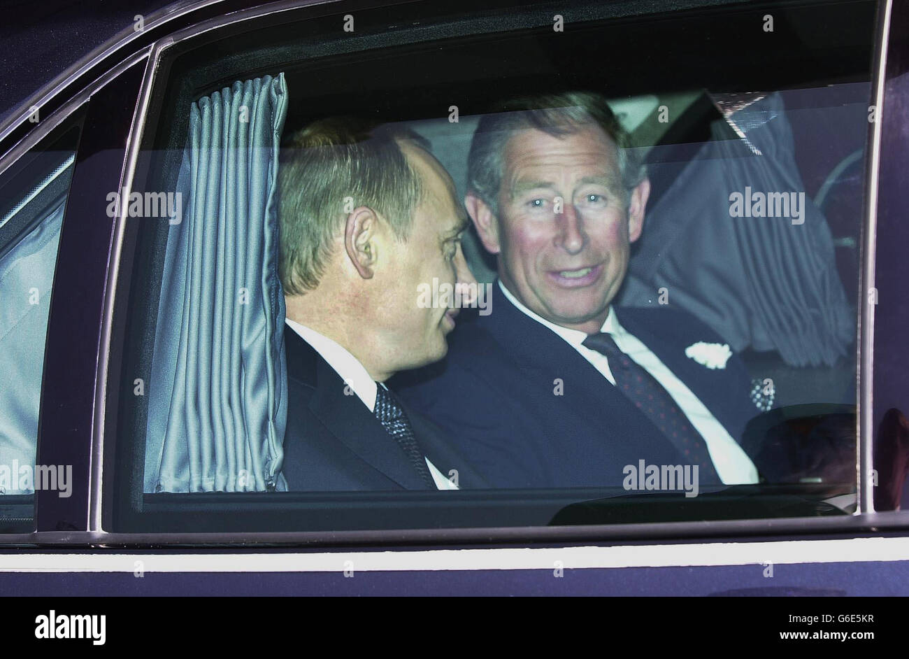 Il presidente russo Vladimir Putin (destra) è accolto dal principe del Galles all'aeroporto di Heathrow, Londra, all'inizio della loro visita di Stato. E' la prima visita di stato di un leader russo dai tempi degli zar. Foto Stock