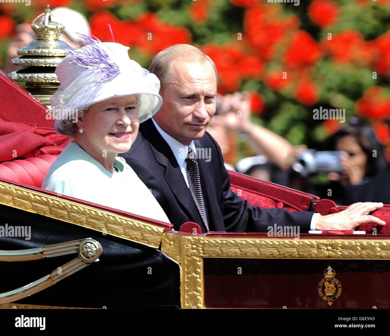 La Regina Elisabetta II della Gran Bretagna e il presidente russo Vladimir Putin arrivano a Buckingham Palace, Londra, il primo giorno della sua visita di stato. E' la prima visita di stato di un leader russo dai tempi degli zar. Foto Stock