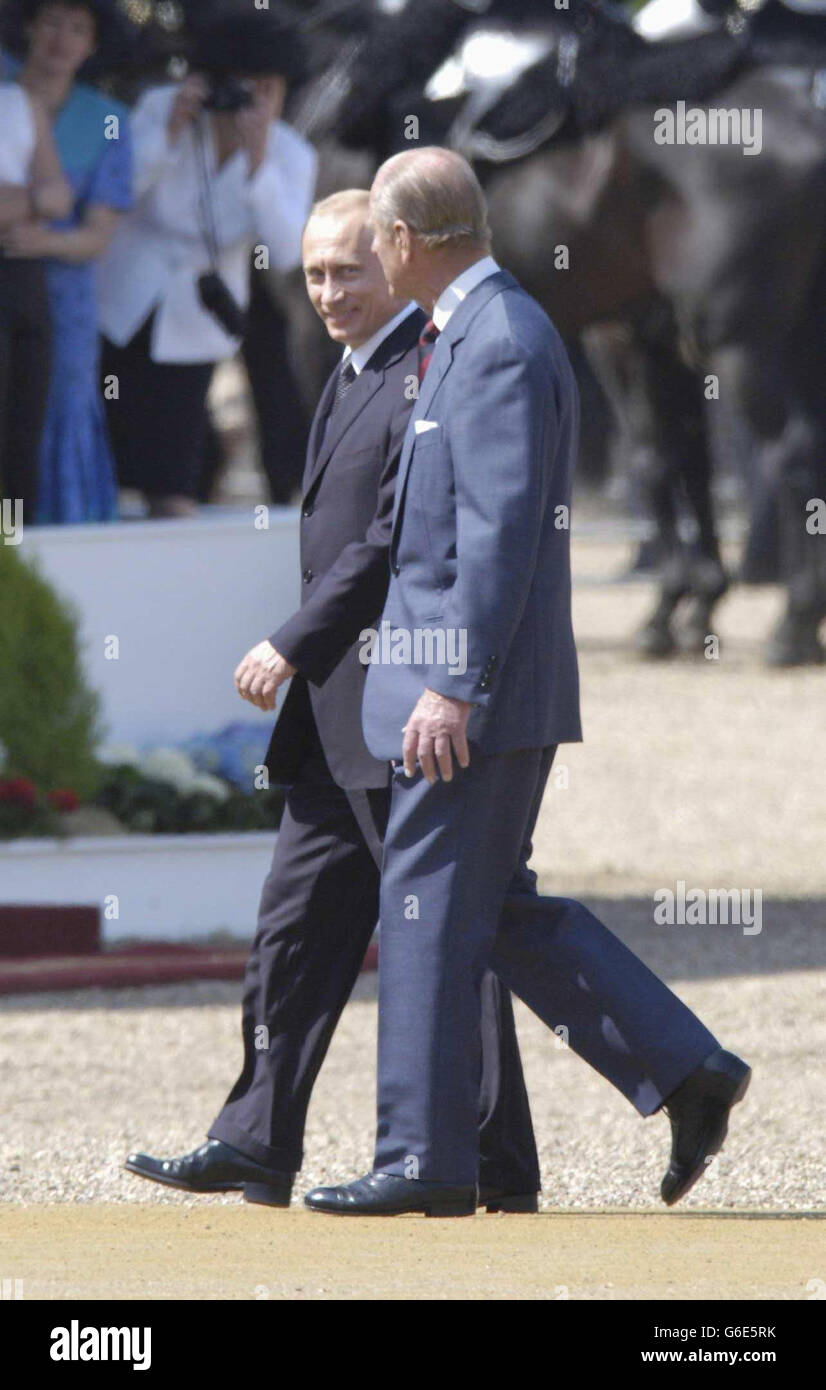 Il duca di Edimburgo (destra) e il presidente russo Vladimir Putin arrivano a Buckingham Palace, Londra, il primo giorno della sua visita di stato. E' la prima visita di stato di un leader russo dai tempi degli zar. Foto Stock