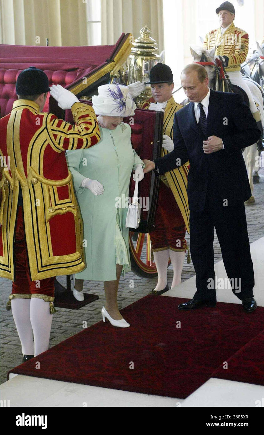 La Regina Elisabetta II della Gran Bretagna e il presidente russo Vladimir Putin arrivano a Buckingham Palace, Londra, il primo giorno della sua visita di stato. E' la prima visita di stato di un leader russo dai tempi degli zar. Foto Stock